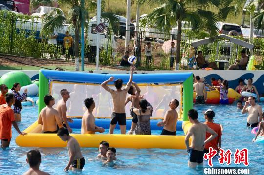 厳しい残暑の重慶市　ウォーターパークで水中バレーボール大会