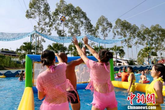 厳しい残暑の重慶市　ウォーターパークで水中バレーボール大会