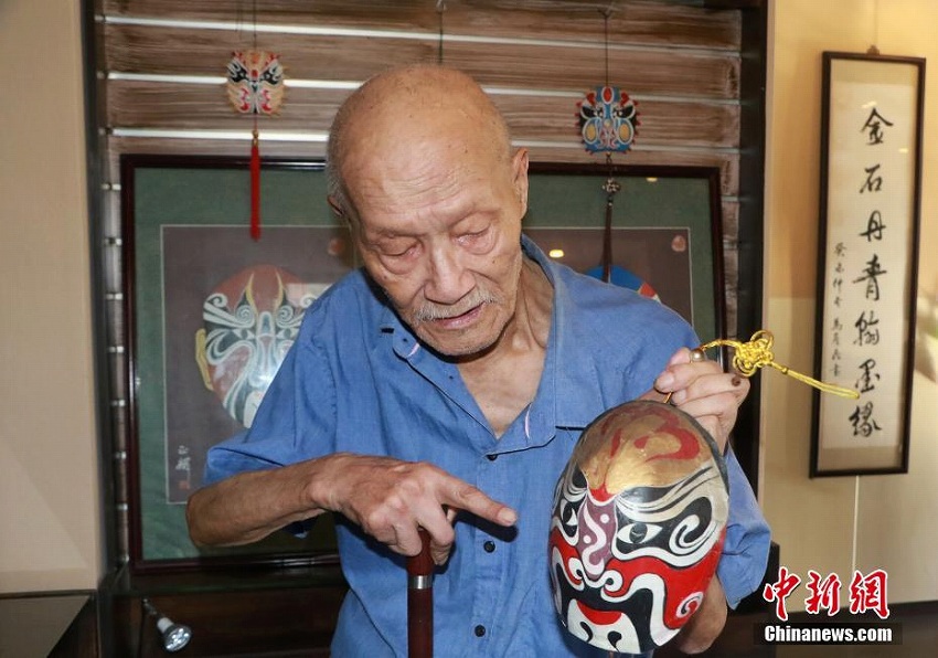 亀の甲羅に京劇の隈取描く　京劇文化の伝承目指す杭州の80代男性