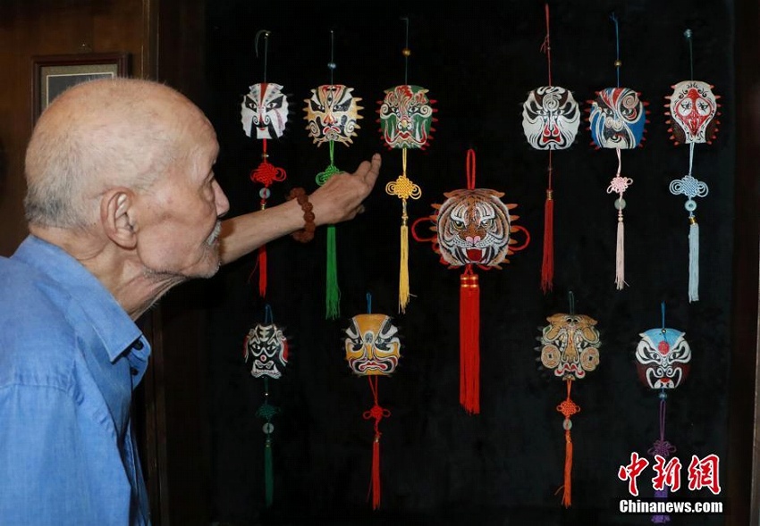 亀の甲羅に京劇の隈取描く　京劇文化の伝承目指す杭州の80代男性