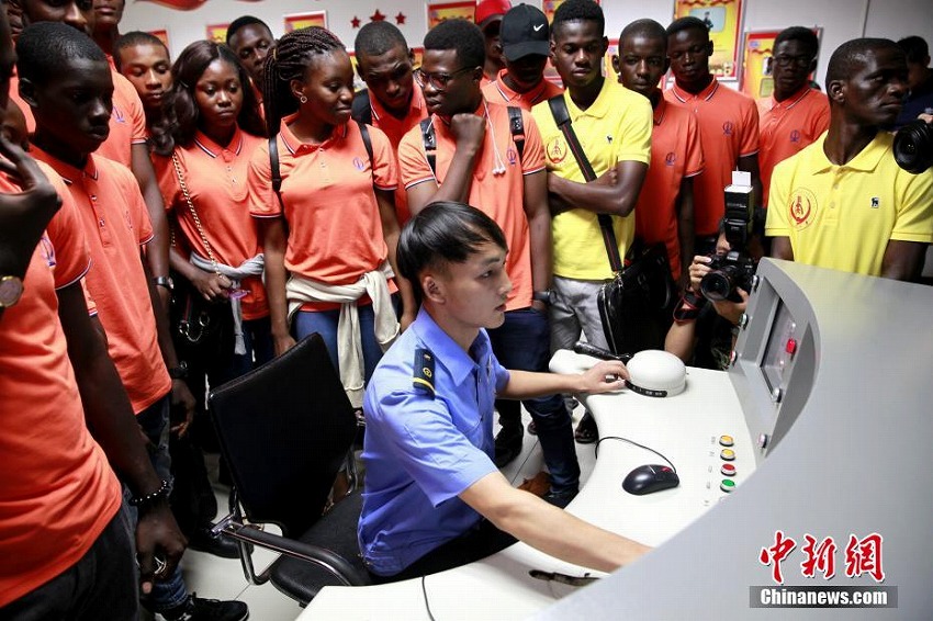 ナイジェリア人留学生が西安の高速鉄道車両メンテナンス工場を見学