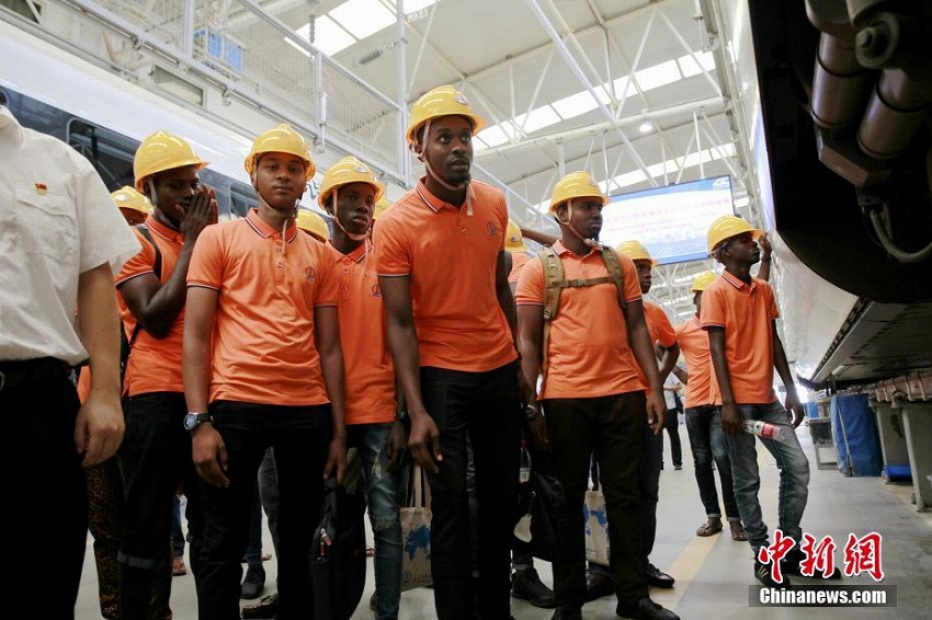 ナイジェリア人留学生が西安の高速鉄道車両メンテナンス工場を見学