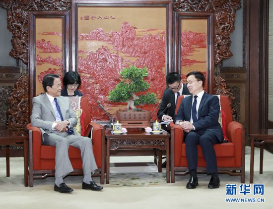 韓正副総理が日本の麻生太郎副総理と会談
