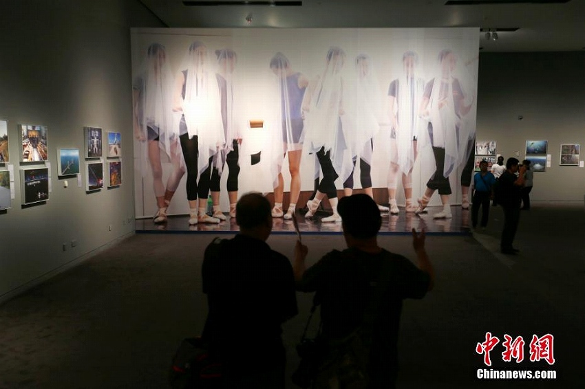 「写真で見る40年　全国撮影展」が中国国家博物館で開幕