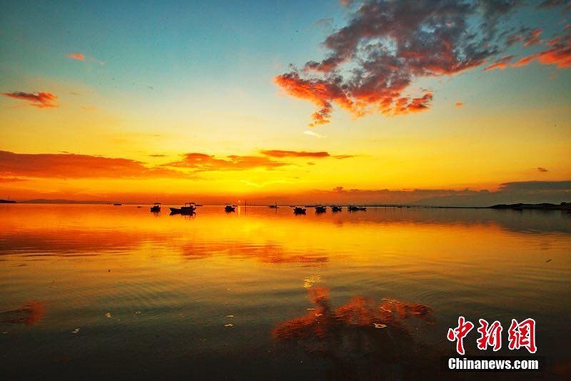 中国最大の淡水湖に広がる色鮮やかな夕焼け空