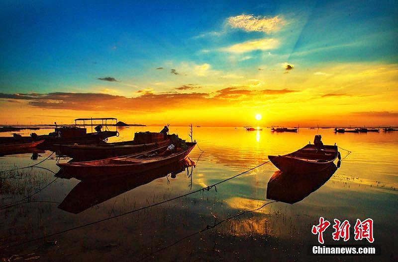 中国最大の淡水湖に広がる色鮮やかな夕焼け空