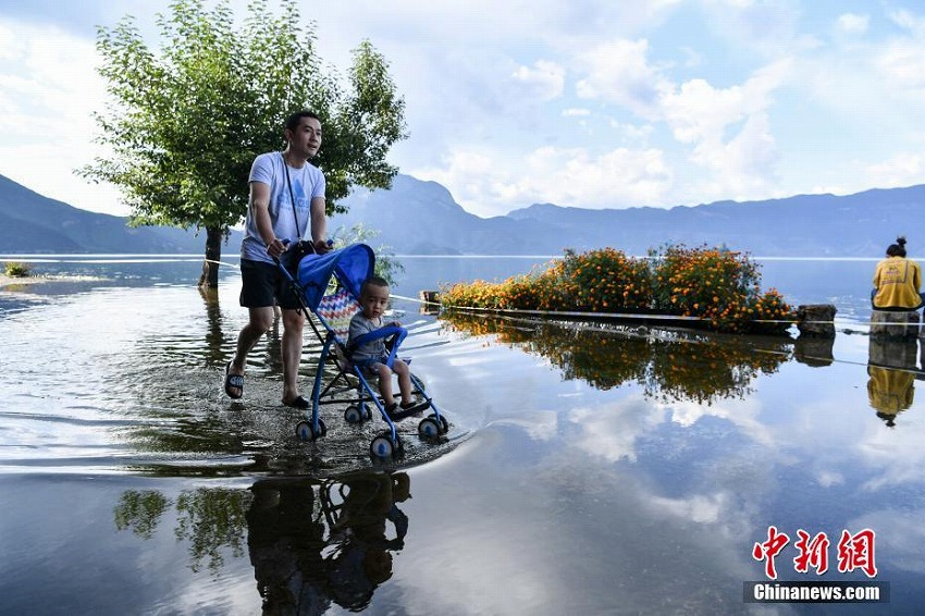 瀘沽湖の水位上昇で水面と空がつながったような景色広がる　雲南省