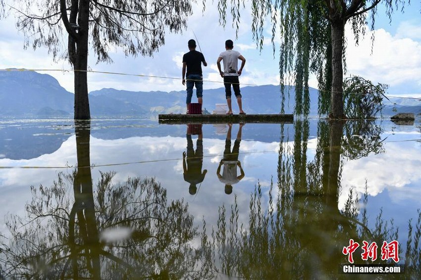 瀘沽湖の水位上昇で水面と空がつながったような景色広がる　雲南省
