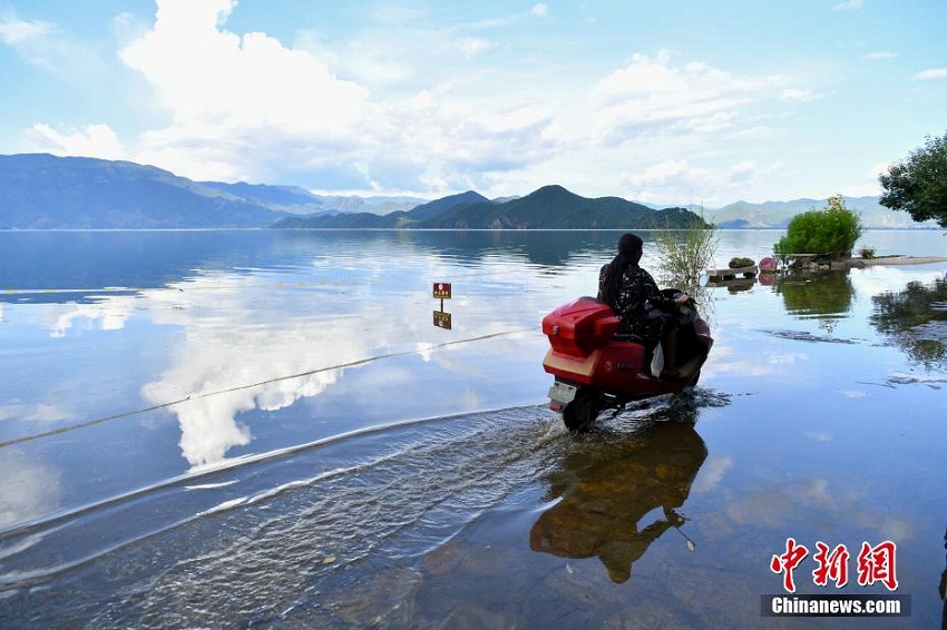 瀘沽湖の水位上昇で水面と空がつながったような景色広がる　雲南省