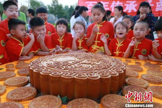 「長寿の郷」、約50キロの巨大月餅で中秋節祝う　河南省夏邑県