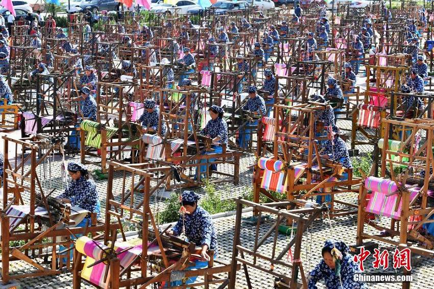 河北省太行山脈に「織姫」千人が集結し、機織りイベント