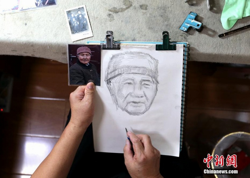 西安の60代男性が母親のために描き続けた肖像画