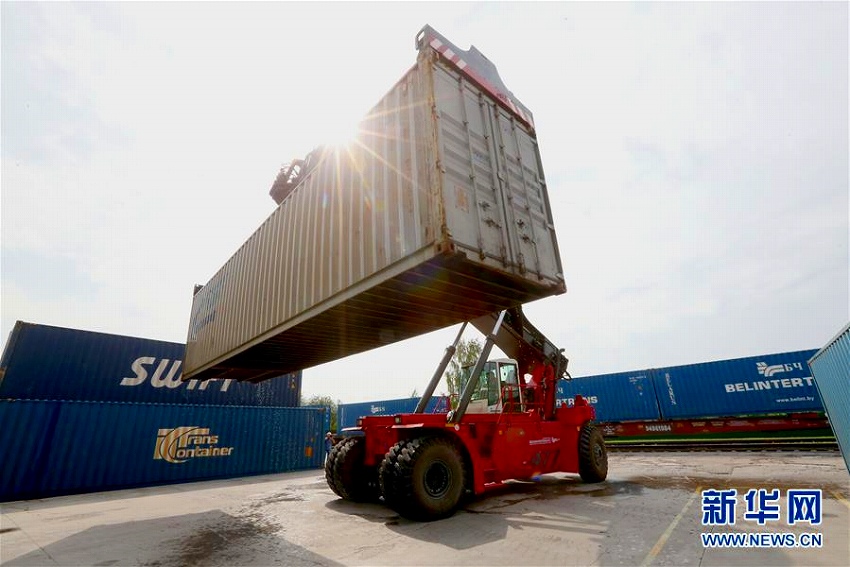 ベラルーシ産の乳製品積んだコンテナ車が初めて中国へ