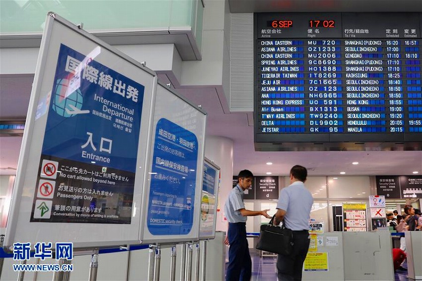中部国際空港の国際便出発ゲート。スクリーンに表示されている上海行きの便のうち、便名9C8690が春秋航空の臨時便(撮影・杜瀟逸)。