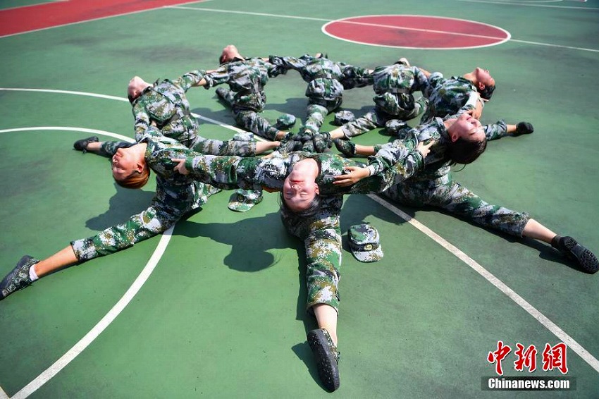 雲南芸術学院の軍事訓練で新入生が披露した美しいポージング