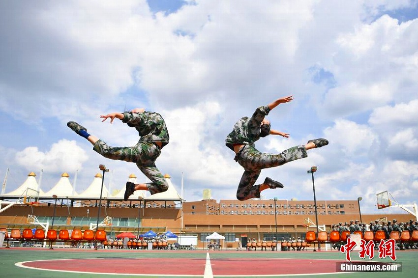 雲南芸術学院の軍事訓練で新入生が披露した美しいポージング