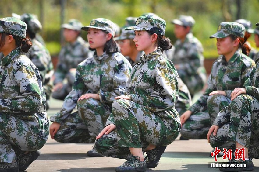 雲南芸術学院の軍事訓練で新入生が披露した美しいポージング