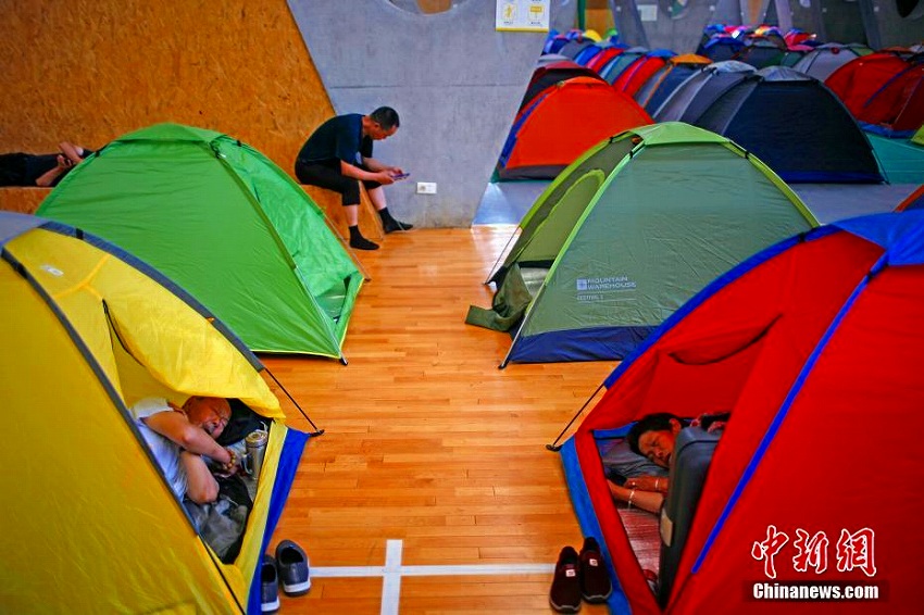 天津大学北洋園キャンパスの体育館内に張られたカラフルなテント（9月6日、撮影・佟郁）。