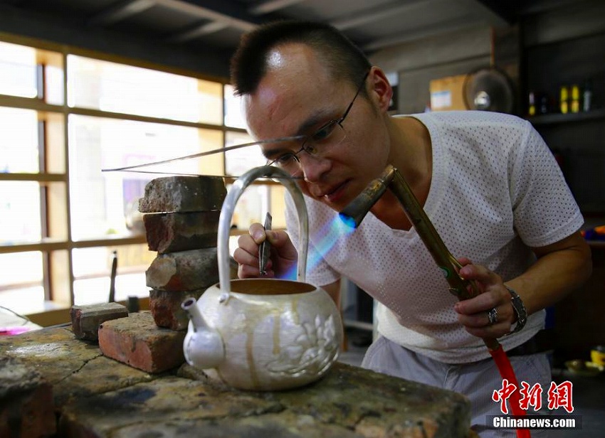 伝統技術を継承する若い銀細工職人　湖南省