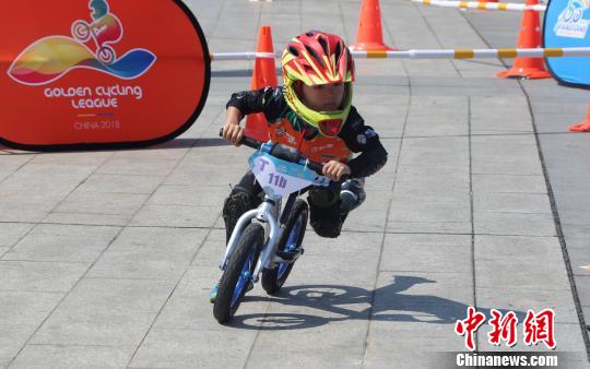 キッズランニングバイク大会に出場した子どもたち（ 9月9日、撮影・劉占昆）。