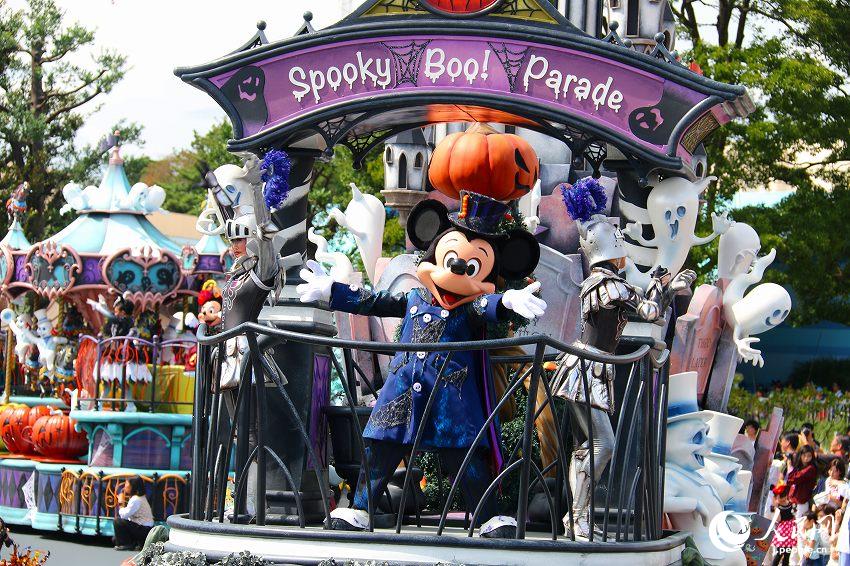 東京ディズニーランドで行われたプログラム「スプーキー“Boo!”パレード」（撮影・木村雄太）。