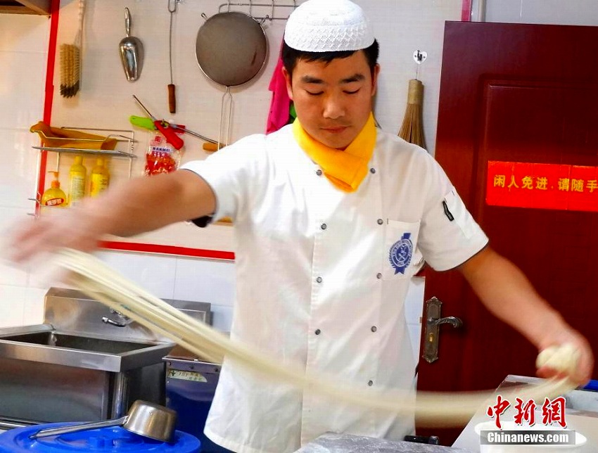 青海省のラーメン職人、打った麺を刺繍針に通すスゴ技を披露