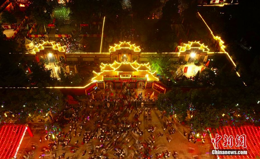 観光客十数万人が訪れる西山万寿宮廟会を空撮　江西省