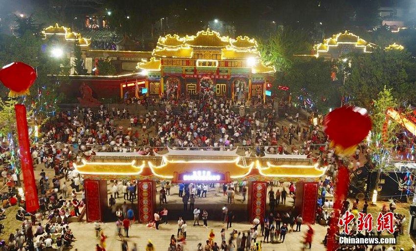 観光客十数万人が訪れる西山万寿宮廟会を空撮　江西省