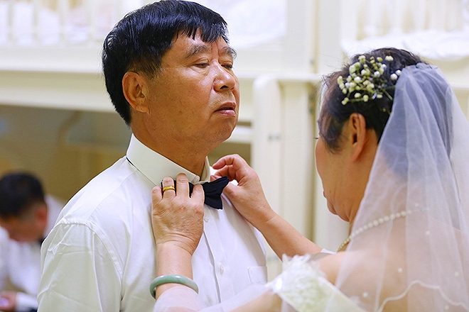 四川省の学校、教師のために合同結婚式　