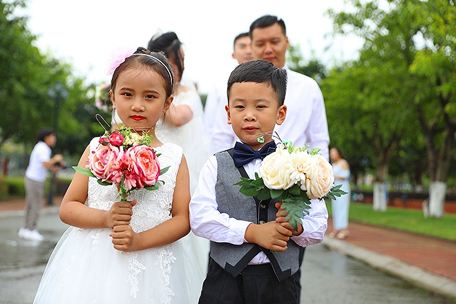 四川省の学校、教師のために合同結婚式　