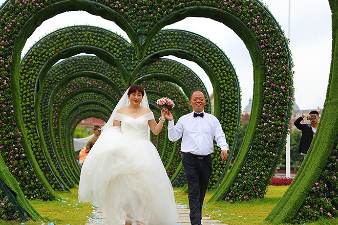 四川省の学校、教師のために合同結婚式　