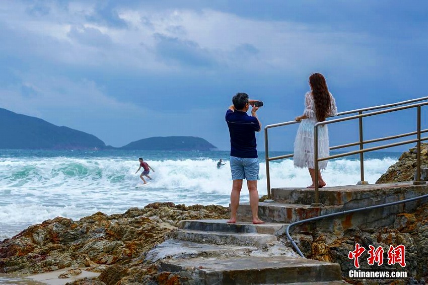 香港島東部の大浪湾に、強風と高波に引き寄せられる観光客が集まっている。