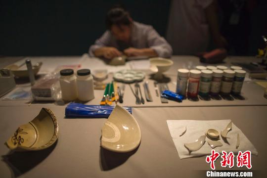文化財修復の過程をデモンストレーションする山西博物院の職員（9月12日、撮影・張雲）。