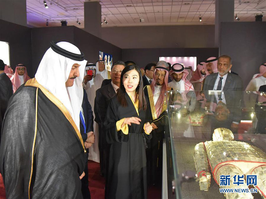 SCTHの委員長・スルターン王子に展示品の説明をする中国国家文物局の職員