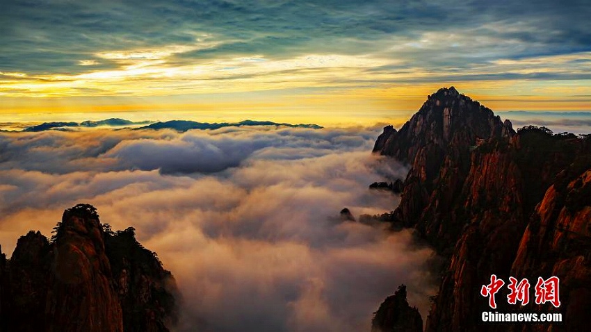 安徽省の黄山に雲海広がる　水墨画のような絶景