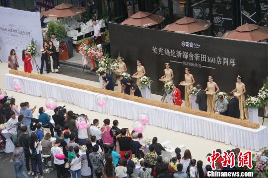 鄭州市で開店祝して市民に長さ15メートルのパンを無料配布