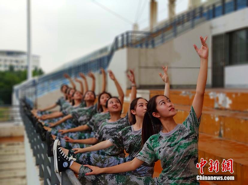 常州大学の女子大生が軍事訓練で美しいポージング披露