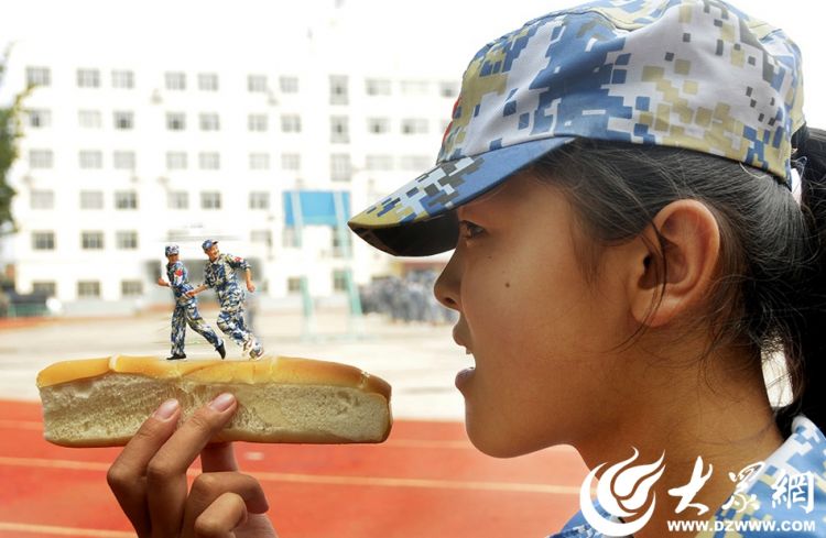 大学新入生が軍事訓練の合間に撮影したトリック写真が話題に　山東省