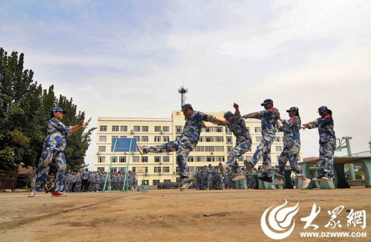 大学新入生が軍事訓練の合間に撮影したトリック写真が話題に　山東省
