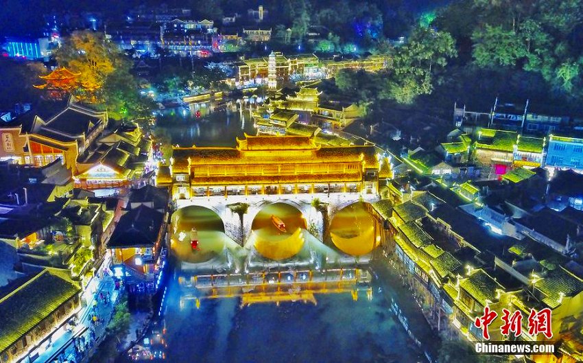 まるで絵画のような美しさ　ライトアップされた鳳凰古城・沱江の夜景