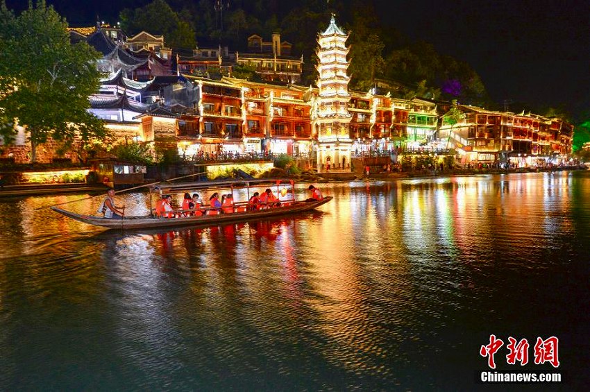 まるで絵画のような美しさ　ライトアップされた鳳凰古城・沱江の夜景
