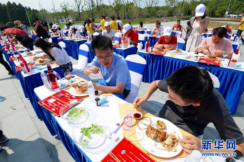 蘇州陽澄湖で観光祭開催　上海蟹の捕獲体験を楽しむ観光客
