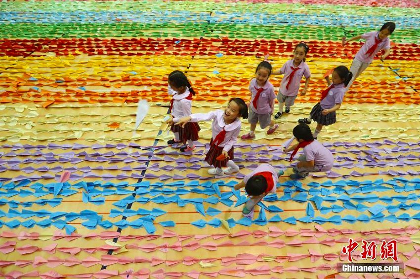 中国の児童が「世界一長い紙飛行機の隊列」のギネス記録達成