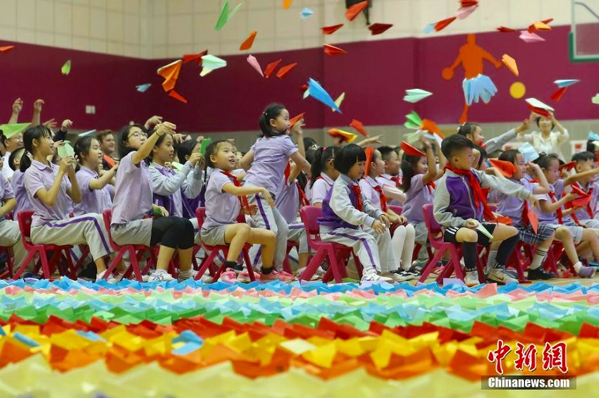中国の児童が「世界一長い紙飛行機の隊列」のギネス記録達成