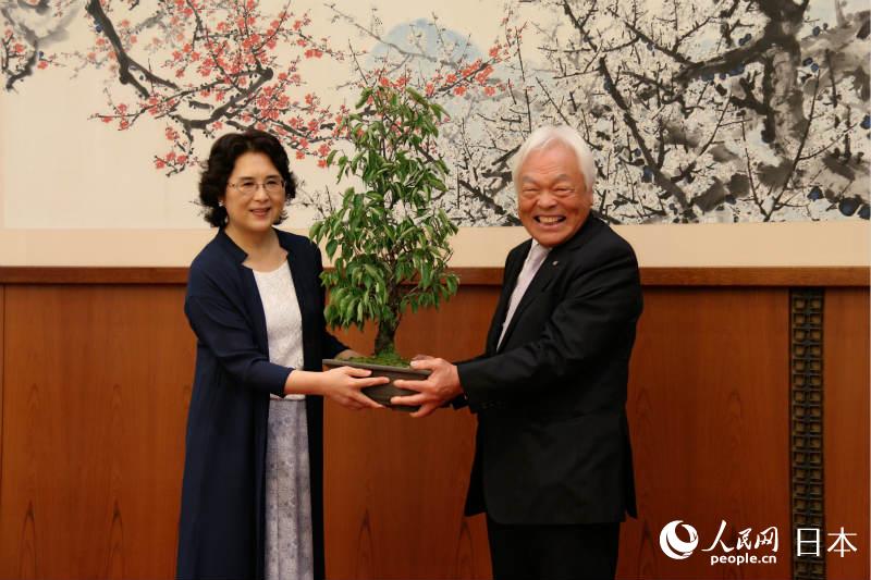 中日の「友情の絆を」　在日本中国大使館で記念碑除幕式開催