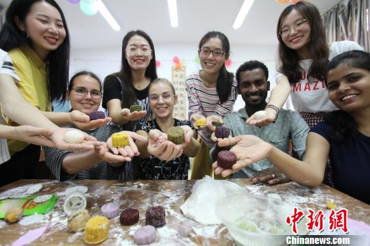 外国人留学生が月餅作り 中国伝統の中秋文化を体験
