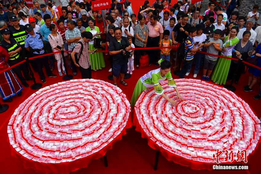 現金 50万元で作った「巨大月餅」に人々の視線くぎ付け　杭州