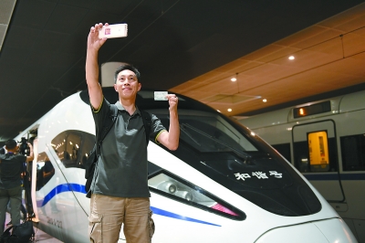 香港と大陸部を結ぶ高速鉄道　開通初日は延べ7万5千人が利用