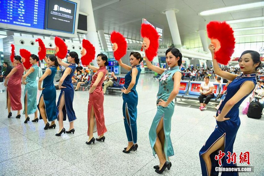 高速鉄道の杭州駅構内でチャイナドレス美女軍団によるフラッシュモブ