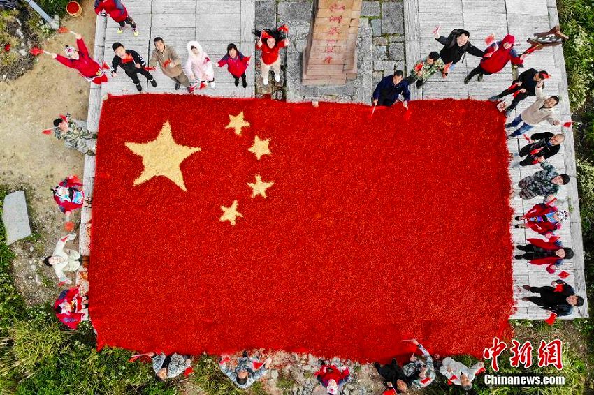 豊作祝い真っ赤なトウガラシ8トンで巨大中国国旗　浙江省龍泉山